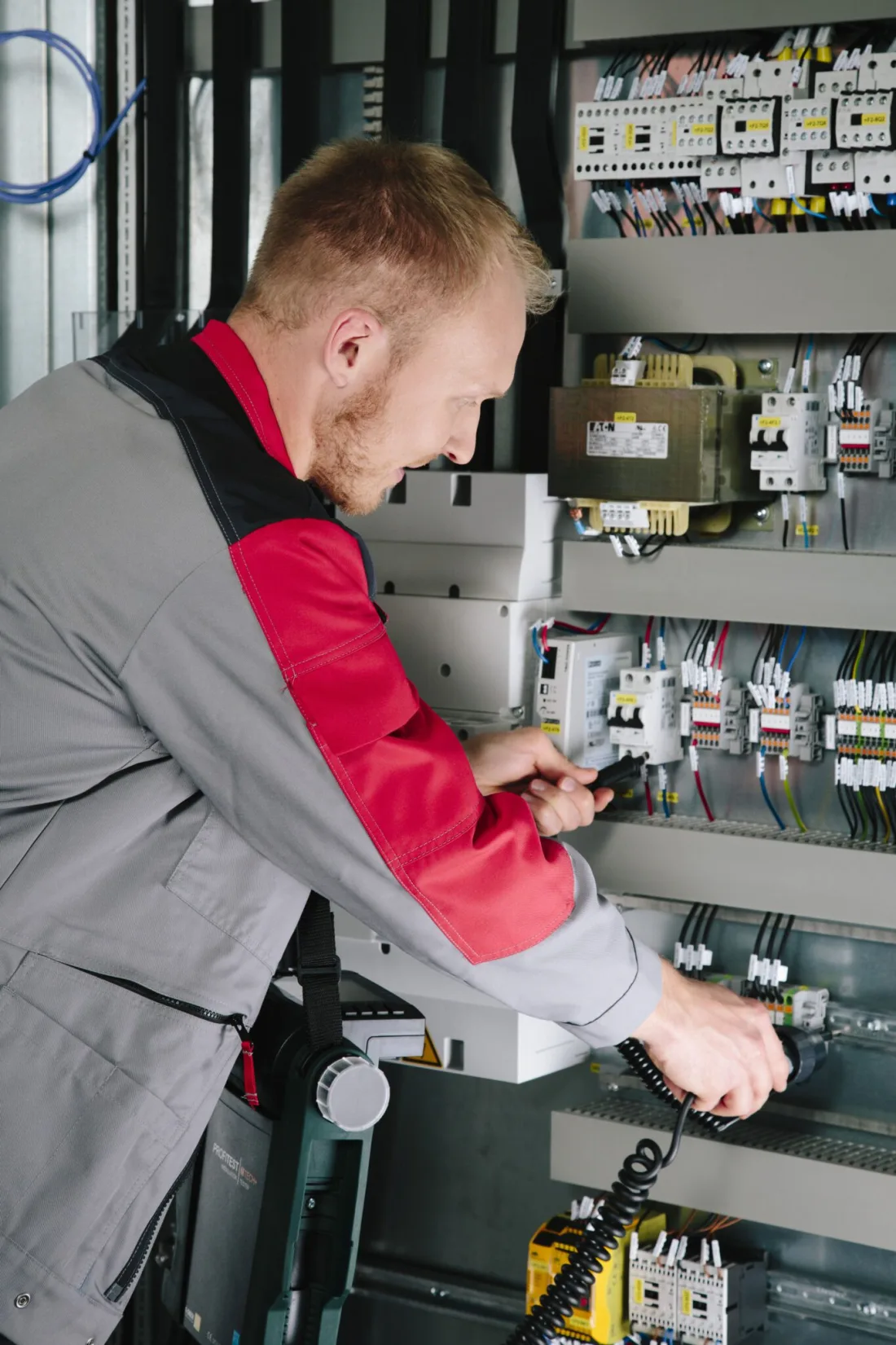 Betriebselektriker EMSR von Kleber Elektrotechnik an einer Industrieanlage
