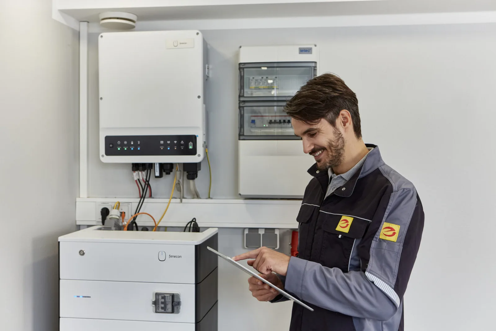 Obermonteur von Kleber Elektrotechnik bei Wartungsarbeiten