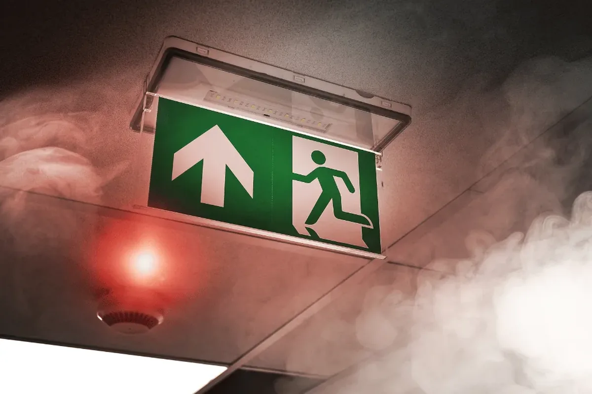Brandmelder einer Brandwarnanlage nach DIN VDE V 0826-2 mit Feuerwehrlauflicht und Sirene in einem Gewerbeobjekt in Frankfurt