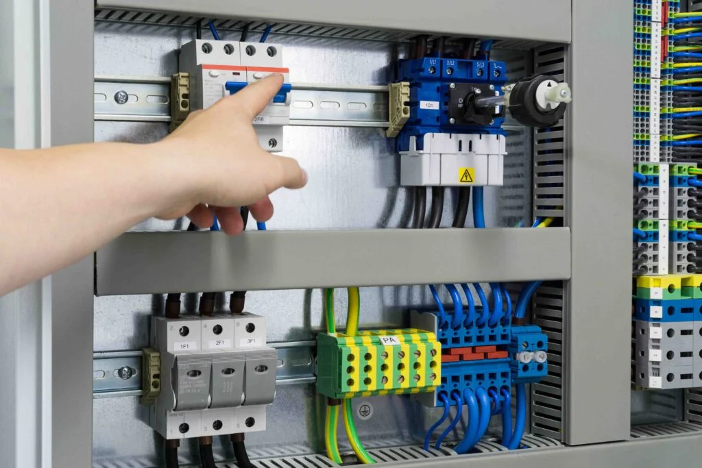 Hand bedient Sicherungsautomaten in einer Niederspannungsverteilung nach DIN EN 61439 - Schaltschrankbau Kleber Elektrotechnik Frankfurt