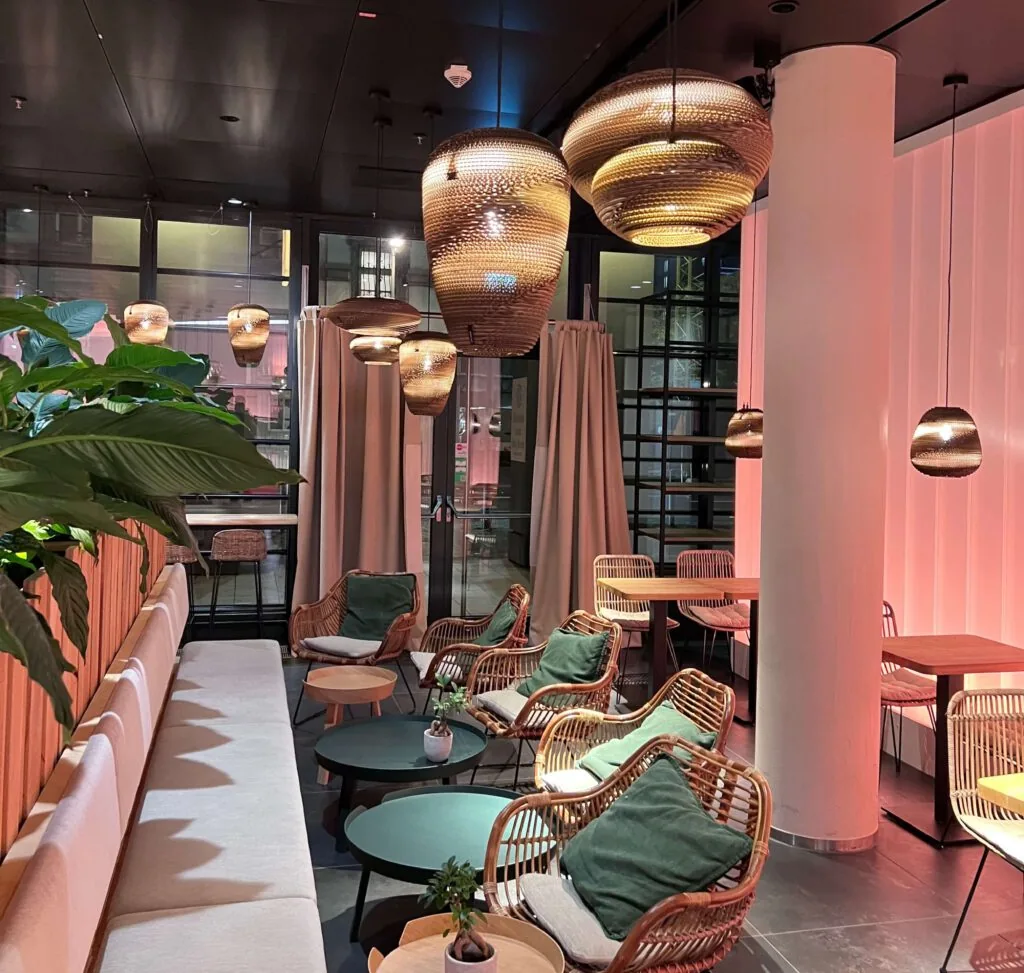 JOY OF MADHU Restaurant Beleuchtung