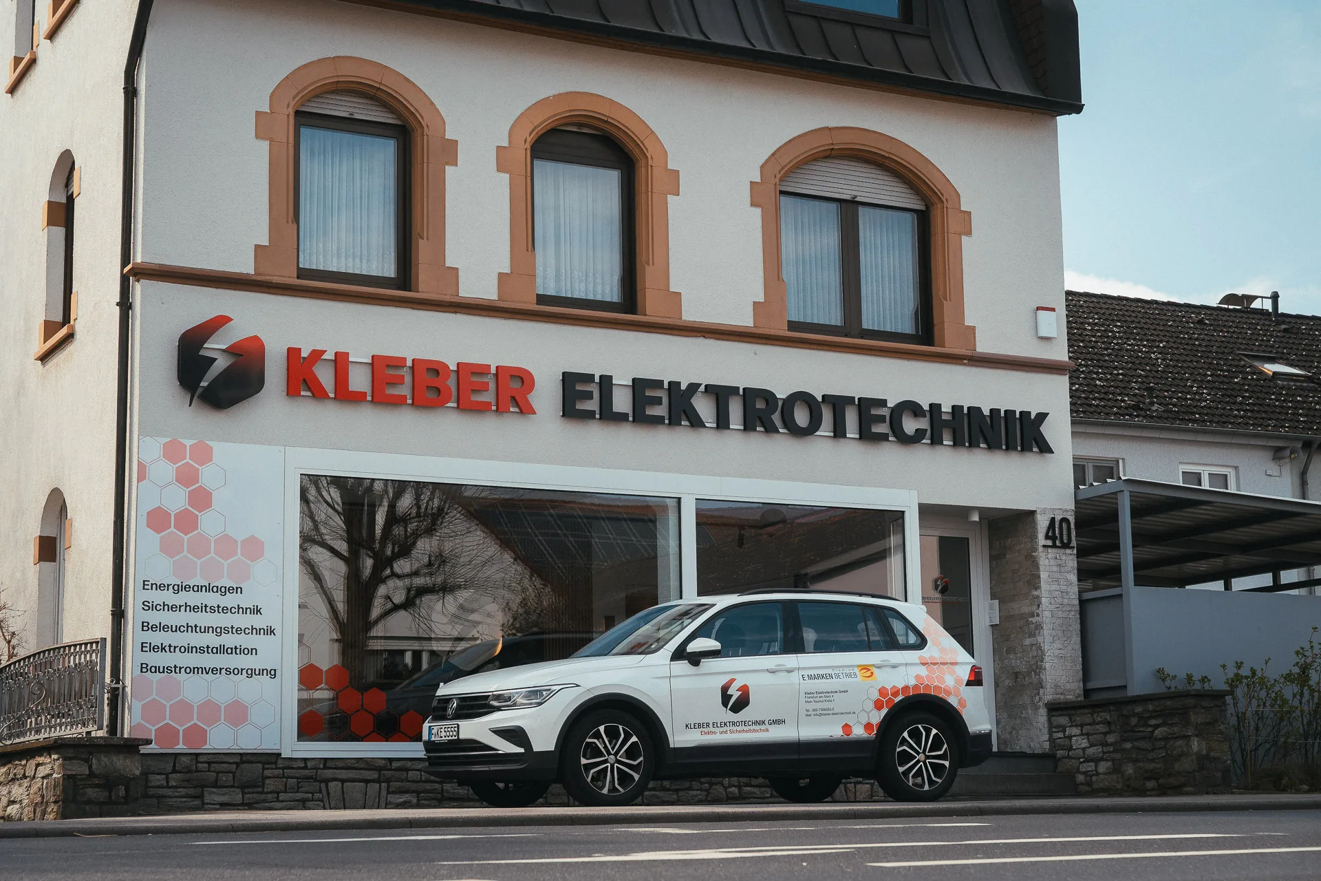 Firmensitz der Kleber Elektrotechnik GmbH mit Schaufenster und Firmenwagen vor dem Eingang